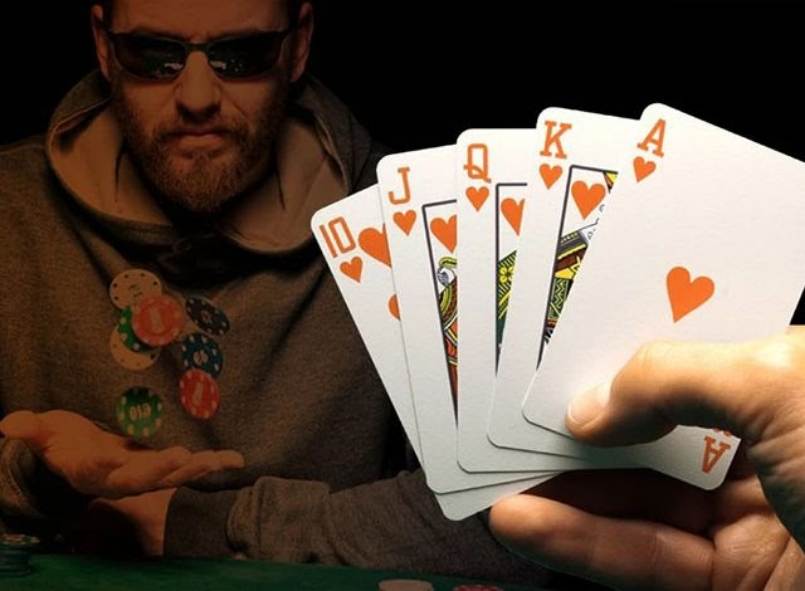 Các lá bài poker được xếp thành dây đồng chất