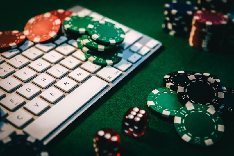 Chia bài và đặt cược bài như thế nào khi chơi mot88 poker?